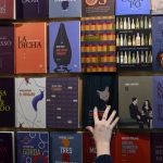 En Argentine, la culture, et le secteur du livre en particulier, souffrent sous le gouvernement ultralibéral de Milei
La politique d'austérité du président Milei touche durement le secteur du livre en Argentine, patrie de Borges connue pour sa fibre littéraire. La Foire du Livre de Buenos Aires bat son plein jusqu'au 13 mai, entre abattement et révolte.