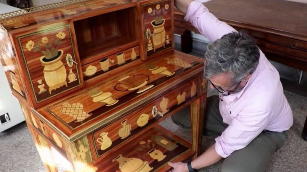 Jura : une arnaque aux faux meubles anciens ?
Dans le Jura, une maison de vente aux enchères vend régulièrement des meubles datant, soi-disant, du XVIIIe siècle. Mais ils pourraient en réalité s'agir de faux, retravaillés à partir de pièces anciennes et modernes.
