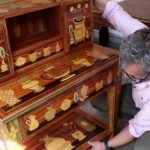 Jura : une arnaque aux faux meubles anciens ?
Dans le Jura, une maison de vente aux enchères vend régulièrement des meubles datant, soi-disant, du XVIIIe siècle. Mais ils pourraient en réalité s'agir de faux, retravaillés à partir de pièces anciennes et modernes.