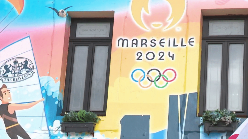 Paris 2024 : une semaine avant l’arrivée de la flamme, Marseille se prépare
L'arrivée de la flamme Olympique se prépare à Marseille. Plus de 150 000 touristes sont attendus. Commerçants, cafés, restaurants sont sur le pied de guerre.