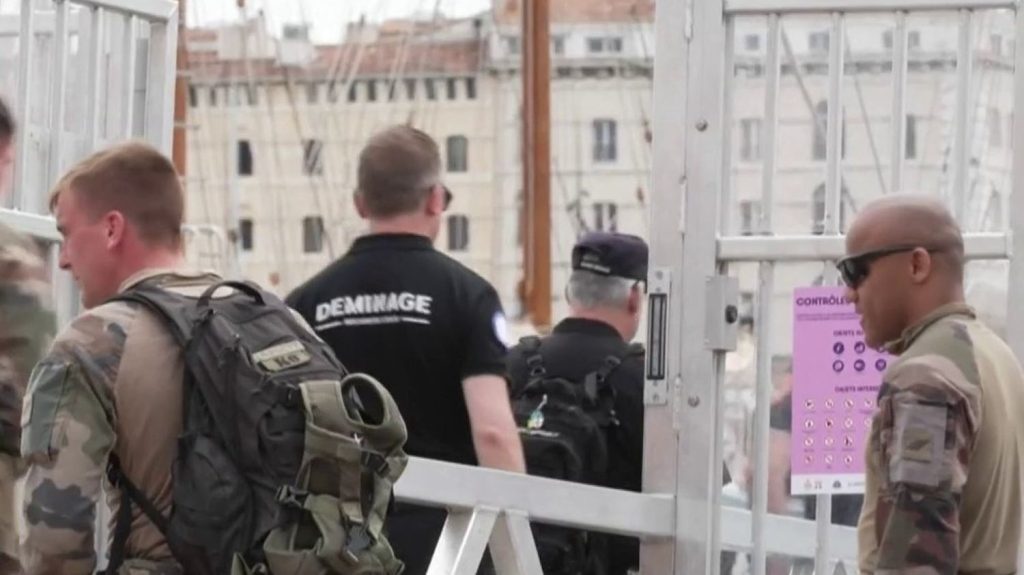Paris 2024 : J-1 avant l'arrivée de la flamme olympique à Marseille
Le Belem, qui vogue depuis plusieurs jours dans la Méditerranée, arrivera au Vieux-Port de Marseille, dans les Bouches-du-Rhône, mercredi 8 mai, où les préparatifs vont bon train.