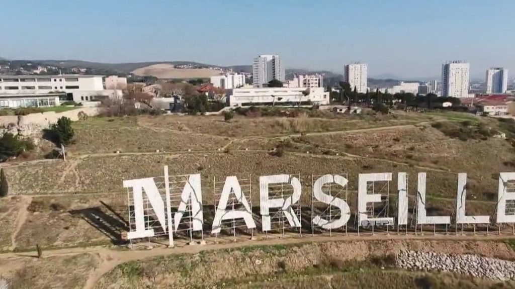 Marseille : un art de vivre
Les Marseillais sont fiers de leur ville. La cité phocéenne ne manque pas d'atouts pour séduire les touristes, entre le Vieux-Port, le soleil et la joie de vivre.