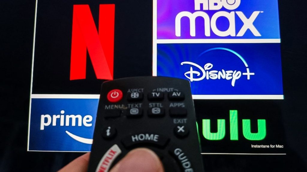 Expliquez-nous le streaming en France
Plusieurs milliers d'artistes demandent dans une lettre ouverte, lundi, une meilleure rémunération par les plateformes de streaming. En France, plus d'un foyer sur deux connecté à internet a utilisé un service de vidéo à la demande en 2023, selon l'Arcom.