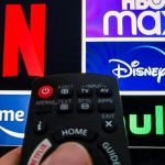Expliquez-nous le streaming en France
Plusieurs milliers d'artistes demandent dans une lettre ouverte, lundi, une meilleure rémunération par les plateformes de streaming. En France, plus d'un foyer sur deux connecté à internet a utilisé un service de vidéo à la demande en 2023, selon l'Arcom.