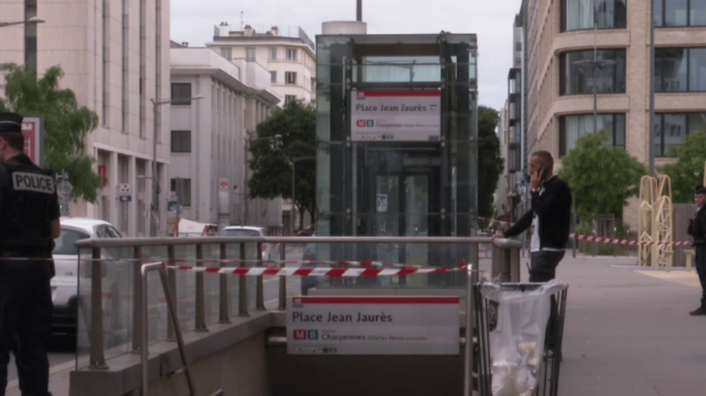 Lyon : attaque au couteau dans le métro, quatre personnes blessées
Quatre personnes ont été blessées dans une attaque au couteau survenue dans le métro lyonnais, dimanche 26 mai. Leur pronostic vital n'est pas engagé. Le suspect, interpellé, souffrirait de troubles psychiatriques.