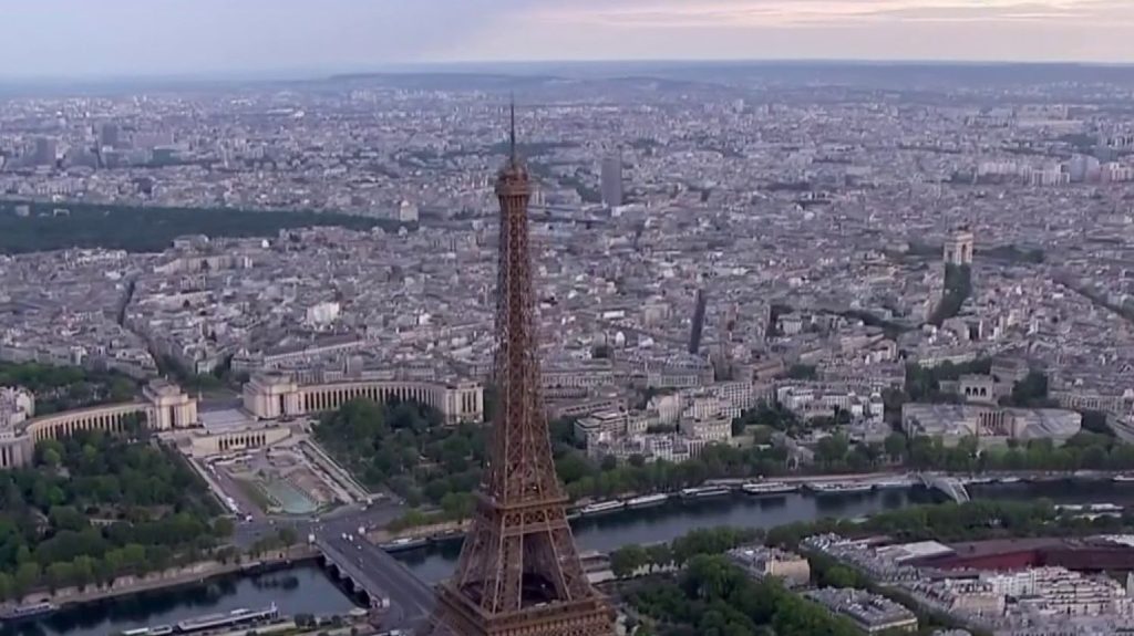 Paris : les tarifs de visite de la tour Eiffel vont augmenter
Mauvaise nouvelle pour les touristes, le ticket d'entrée de la tour Eiffel va augmenter de 6 euros à partir du 17 juin. Une hausse de 20%, justifiée par le coût des travaux d'entretien.