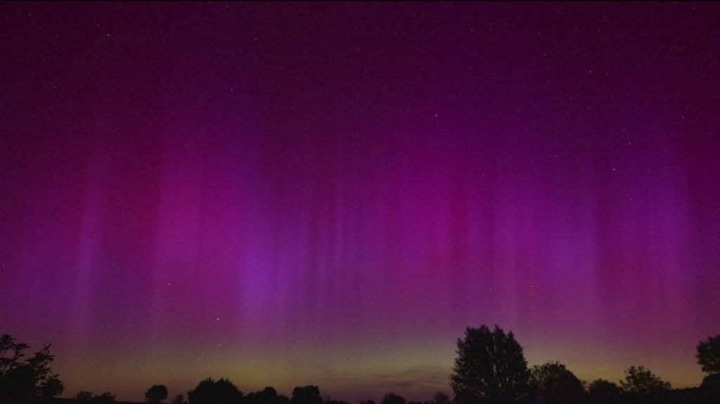 Des aurores boréales observées dans l'Hexagone après une succession de tempêtes solaires
Spectacle magnifique et captivant, des aurores boréales ont été observées dans le ciel dans la nuit du vendredi 10 au samedi 11 mai. Ce phénomène exceptionnellement rare pourrait de nouveau se produire samedi soir.