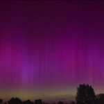 Des aurores boréales observées dans l'Hexagone après une succession de tempêtes solaires
Spectacle magnifique et captivant, des aurores boréales ont été observées dans le ciel dans la nuit du vendredi 10 au samedi 11 mai. Ce phénomène exceptionnellement rare pourrait de nouveau se produire samedi soir.