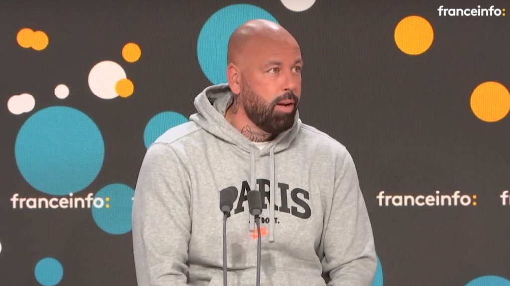 "J'avais tellement de choses à dire que la quantité de ce que je pouvais dire en groupe ne me suffisait pas" : Sinik se raconte dans l’autobiographie "Une époque formidable"
Tous les jours, une personnalité s'invite dans le monde d'Élodie Suigo. Vendredi 3 mai 2024 : le rappeur et tatoueur, Sinik. Il vient de publier un livre autobiographique, "Une époque formidable" chez Faces cachées Éditions.