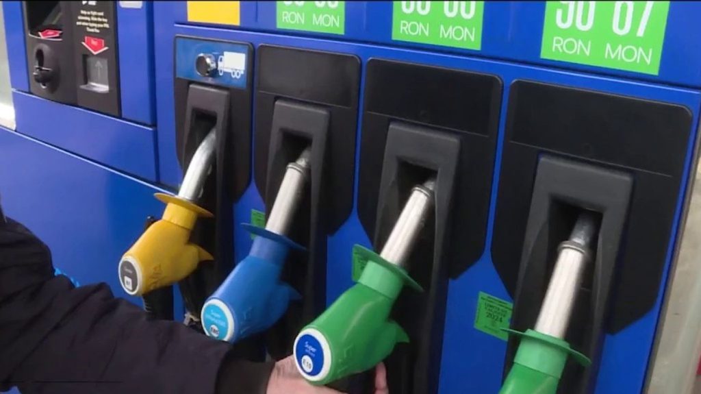 Automobile : pourquoi le prix du carburant s'envole sur les autoroutes
Plus de 1 000 kilomètres de bouchon cumulés sur les routes en milieu de matinée mercredi 8 mai. Le prix du carburant s'envole sur les autoroutes.