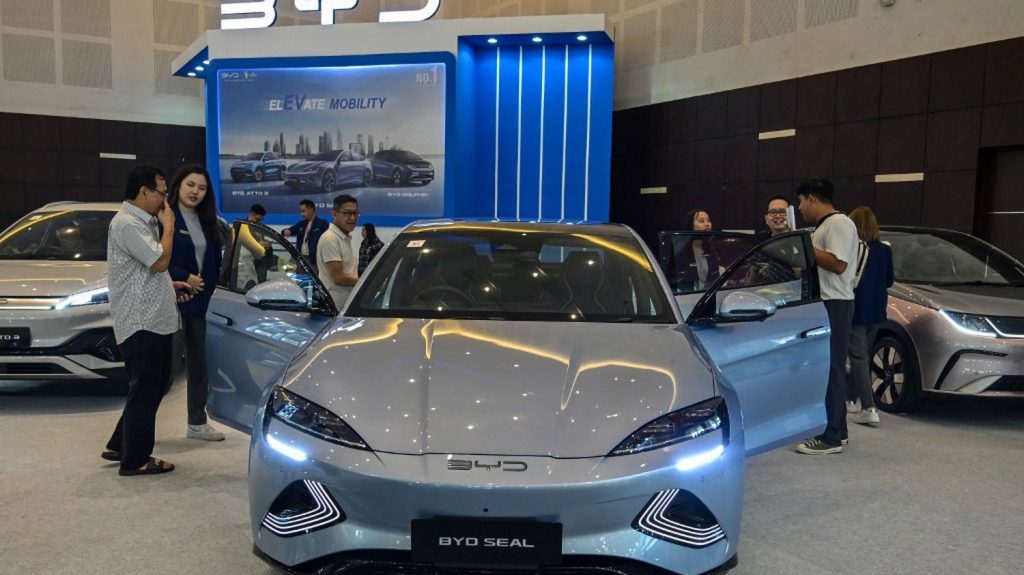 Automobile : le constructeur chinois BYD prépare la voiture hybride rechargeable autonome sur 2 000 kilomètres
Dans le contexte actuel de forte concurrence sur le marché de la voiture électrique, le constructeur chinois BYD frappe fort avec sa promesse de voiture hybride rechargeable capable de parcourir 2000 kilomètres sans être rechargée, ni devoir faire le plein d’essence.