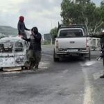"On ne lâche pas" : en Nouvelle-Calédonie, des barrages parfois vite rétablis après leur démantèlement
Certains indépendantistes rencontrés par France 2 ont dressé de nouvelles barricades sur les routes reliant notamment Nouméa à l'aéroport international.