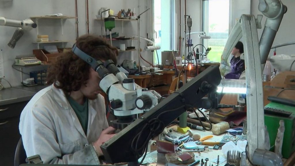Vendée : le bassin d'emploi des Herbiers reste dynamique
Depuis près de 20 ans, le taux de chômage aux Herbiers, en Vendée, fait partie des plus bas de France. Ce quasi-plein-emploi ne facilite pas les recrutements, poussant les entreprises et les instances comme France Travail à innover.