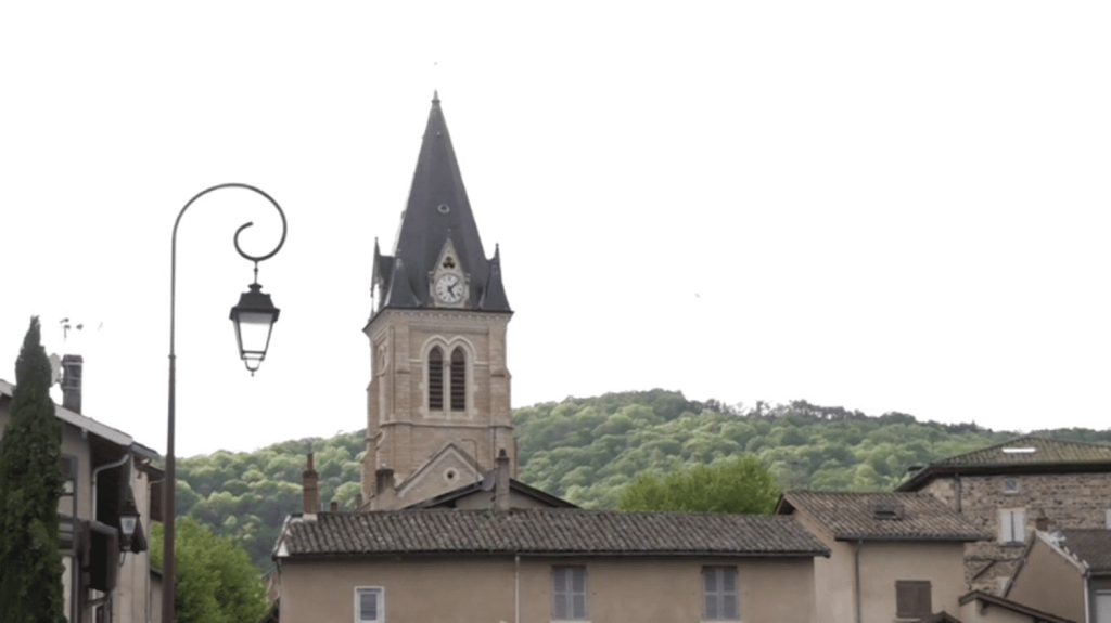 Mort de Bernard Pivot : des hommages appuyés dans son département du Rhône
Bernard Pivot a grandi au milieu des vignes du Beaujolais, dans le Rhône. Né à Lyon, il a laissé de beaux souvenirs là-bas. Lundi 6 mai, sa mort a suscité l'émotion de nombreux habitants.