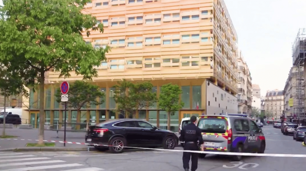 Policiers blessés à Paris : le suspect a été hospitalisé
Deux policiers ont été blessés par balle le soir du jeudi 9 mai dans le commissariat du XIIIe arrondissement de Paris. Le suspect est un homme de 31 ans qui avait agressé dans le quartier une femme de 73 ans.