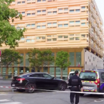 Policiers blessés à Paris : le suspect a été hospitalisé
Deux policiers ont été blessés par balle le soir du jeudi 9 mai dans le commissariat du XIIIe arrondissement de Paris. Le suspect est un homme de 31 ans qui avait agressé dans le quartier une femme de 73 ans.