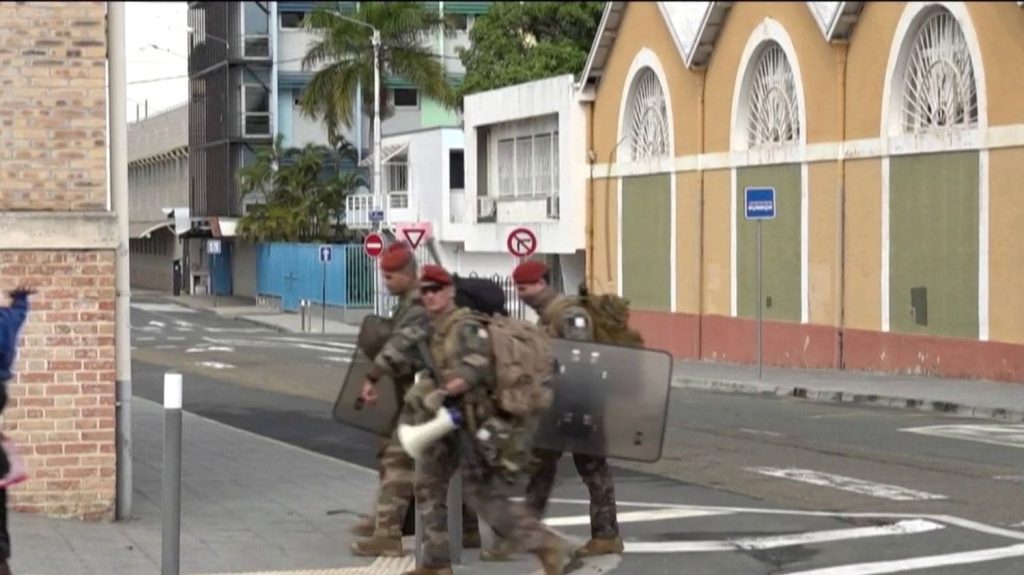 Émeutes en Nouvelle-Calédonie : les blindés tentent de ramener le calme à Nouméa
Un calme précaire est de retour à Nouméa, jeudi 16 mai au soir. 2 700 membres des forces de l’ordre sont mobilisés pour tenter de mettre fin aux violences.