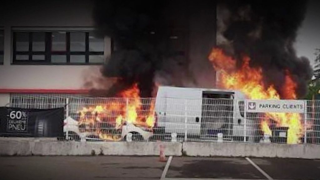 Rhône : braquage spectaculaire d'un fourgon
Un fourgon banalisé sortant d'un atelier de joaillerie a été braqué, mardi 30 avril, à Rillieux-la-Pape, près de Lyon. Les auteurs sont en fuite, avec un butin très important.