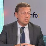 Rénovation énergétique : "Le gouvernement doit écrire un nouveau parcours allant de mono-gestes vers une rénovation globale", selon le président de la CAPEB
Alors que le nombre de rénovations énergétiques réalisées dans le cadre de MaPrimeRenov’ baisse en ce début 2024, des mesures pour simplifier le dispositif entrent en vigueur le 15 mai. Jean-Christophe Repon, de la Confédération des artisans du bâtiment, incite les Français à commencer par des mono-gestes.
