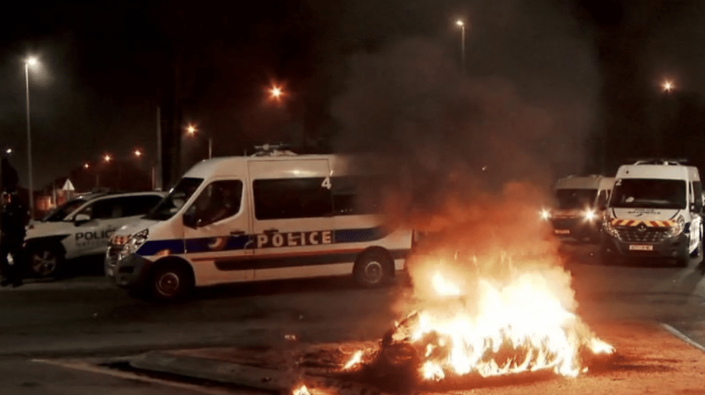 Émeutes en Nouvelle-Calédonie : la CCAT pointée du doigt
Le ministre de l'Intérieur ainsi que le haut-commissaire de la République en Nouvelle-Calédonie désignent un coupable pour les émeutes en cours : la CCAT. Il s'agit de la cellule de coordination des actions de terrain née d'une émancipation du principal parti indépendantiste de l'île.
