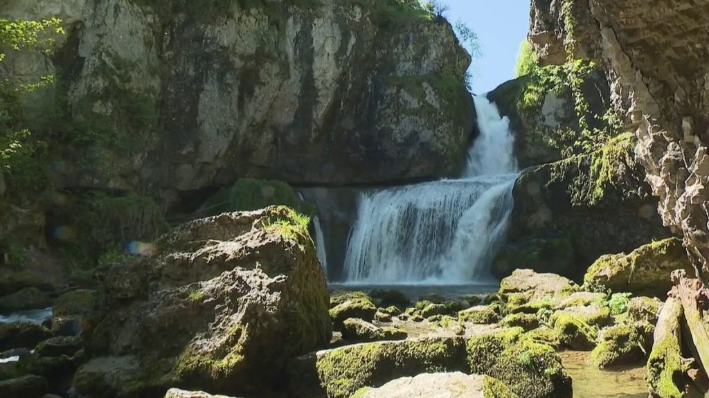 Jura : immersion dans la cascade de L’Eventail à Ménétrux-en-Joux
Dans le Jura, la cascade de l'Éventail à Ménétrux-en-Joux continue de faire des adeptes. Et ce, malgré les pluies récentes dans la région. Touristes et visiteurs viennent s’y ressourcer.