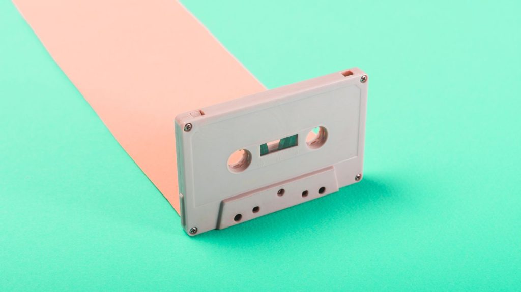 Reportage
"C'est un objet qui est davantage collector" : pourquoi la cassette audio a de nouveau la cote
Preuve que la "K7" audio n'a pas dit son dernier mot, on la trouve encore en magasin, y compris au rayon nouveautés : Taylor Swift, comme d'autres gros artistes actuels, sortent de plus en plus leurs albums dans ce format.