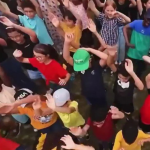 Paris 2024 : le succès de la chanson "Portons la flamme", écrite en partie par des élèves de Colombes
La chanson "Portons la flamme", dont les paroles ont été écrites en partie par des élèves d'une école de Colombes, dans les Hauts-de-Seine, connaît un franc succès à l'approche des Jeux olympiques de Paris 2024. Elle est notamment reprise dans le milieu hospitalier.