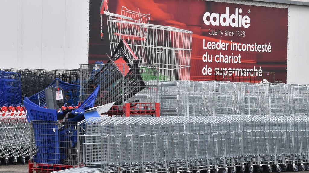 Le fabricant de chariots de supermarché Caddie de nouveau placé en redressement judiciaire
L'entreprise vient d’être placée mardi en redressement judiciaire pour la quatrième fois depuis 2012. C’est l’exemple type de la société, ballottée de repreneur en repreneur, qui ne parvient pas à résister à la concurrence internationale.