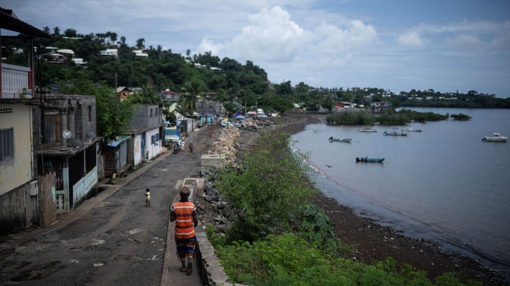 Choléra : pour quelles raisons cette maladie se développe-t-elle à Mayotte ?
Un enfant de trois ans est mort du choléra à Mayotte mercredi. Il s'agit du premier décès enregistré sur le territoire depuis la détection d'un premier cas mi-mars.