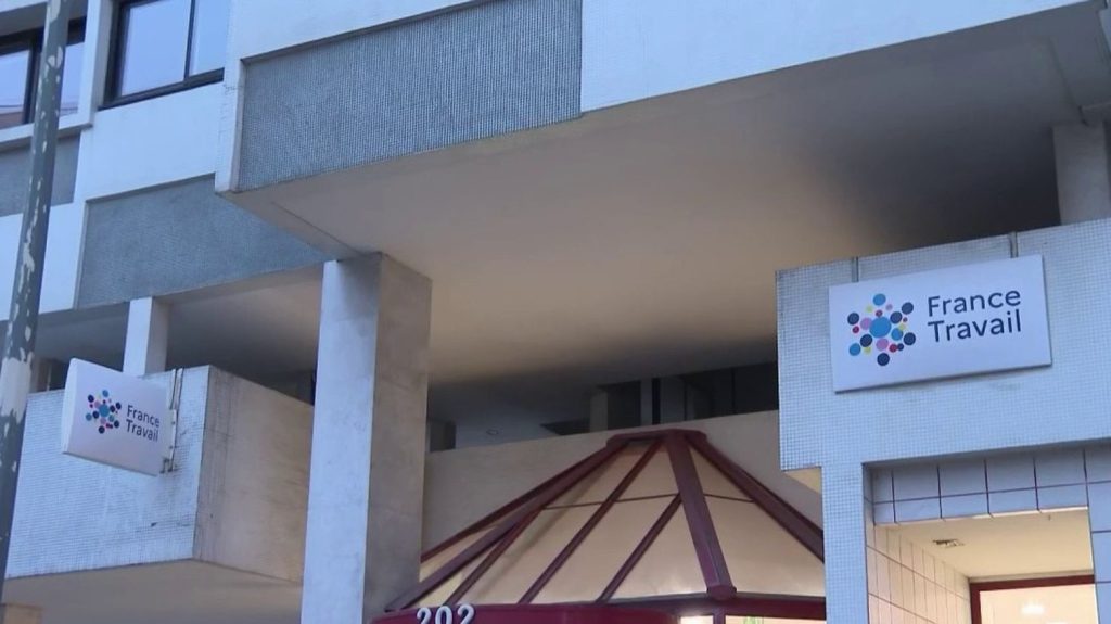Vidéo
France Travail : des chômeurs obligés de rembourser des milliers d'euros
Des seniors ont été trop indemnisés à la suite d'une mauvaise transmission d’informations entre les caisses de retraite et France Travail. Ils doivent rendre ces trop-perçus.