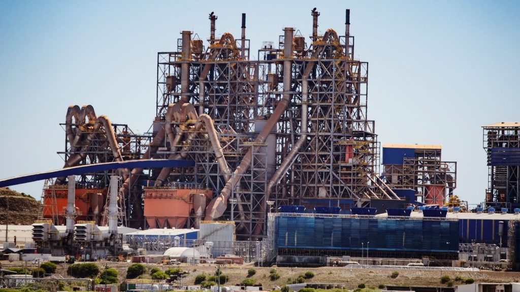 Émeutes en Nouvelle-Calédonie : le nickel, poumon économique de l'archipel, est en chute libre
Alors que la Nouvelle-Calédonie est en proie aux émeutes ces derniers jours, une crise sociale couve autour de la question du nickel.
