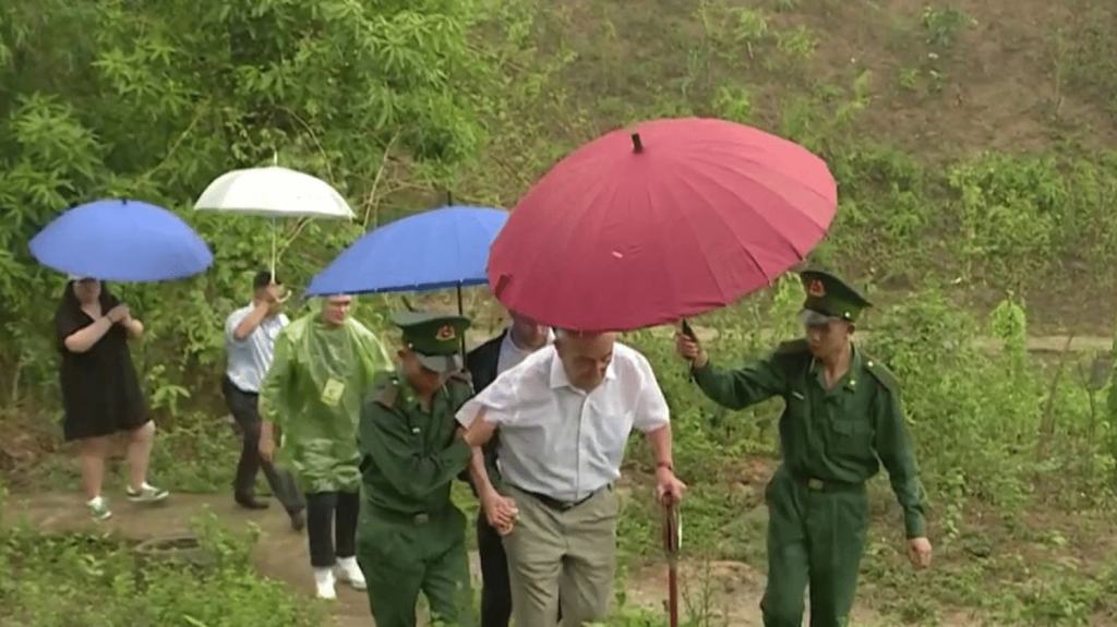 Vietnam : à Dien Bien Phu, les derniers vétérans français invités à commémorer la bataille, 70 ans après
Il y a 70 ans, l'armée française était défaite à Dien Bien Phu, dans l'actuel Vietnam. Cette année, trois vétérans ont été invités sur place pour commémorer l'événement, dans une démarche de réconciliation avec l'ancienne puissance coloniale.