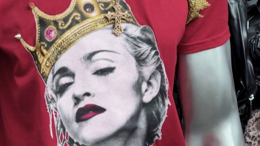 Madonna : concert monumental de la reine de la pop sur la plage de Rio de Janeiro
Un concert géant va être donné par Madonna à Rio de Janeiro, au Brésil, samedi 4 mai. Plus d'un million de personnes sont attendues pour l'occasion.