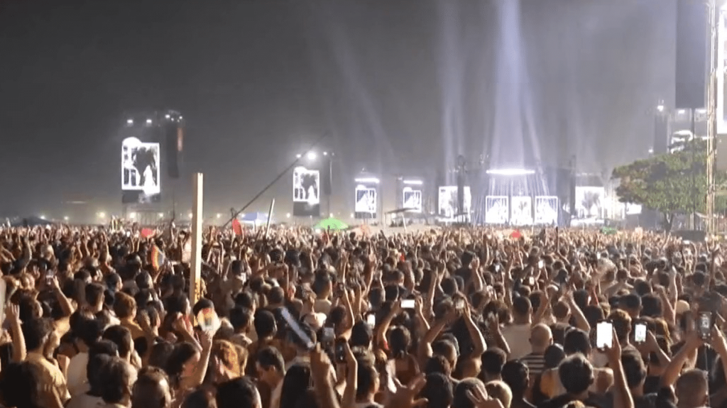 Madonna : 1,5 million de personnes pour son concert monumental à Rio de Janeiro
Un concert monumental et gratuit qui inscrit Madonna un peu plus dans la légende de la musique. La reine de la pop a fait vibrer, samedi 4 mai, des centaines de milliers de personnes sur la plage de Copacabana, à Rio de Janeiro au Brésil.
