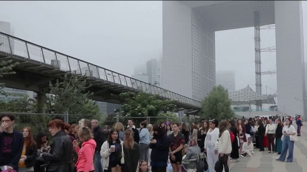 Covid-19 : des méga-concerts à l'origine de nouvelles épidémies ?
Les concerts de Taylor Swift à Paris auraient-ils permis la création de clusters géants ? Avec 180 000 personnes sur quatre jours, de nombreux fans déclarent avoir été testés positifs au Covid-19 après les concerts de la chanteuse américaine.
