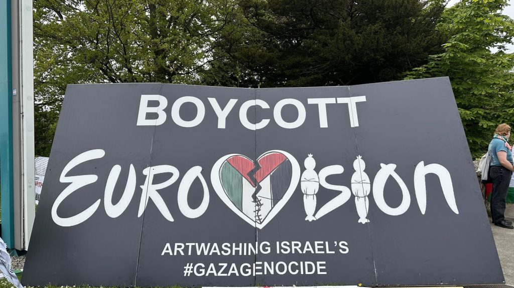 Eurovision 2024 : comment la guerre entre Israël et le Hamas s'est invitée dans le concours de chant
La participation de l'Etat hébreu entraîne crispations et polémiques dans un concours, qui se veut joyeux et apolitique. Mais qui se retrouve régulièrement débordé par l'actualité.