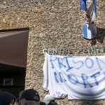 Attaque mortelle d'un fourgon pénitentiaire dans l'Eure : l'intersyndicale pénitentiaire formule des contre-propositions au gouvernement
Dans l'attente d'un retour du ministère de l'Intérieur, l'intersyndicale appelle à continuer les blocages dans les établissements pénitentiaires.