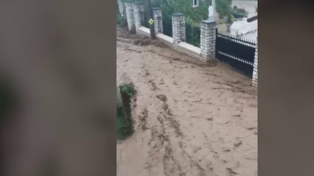 Somme : une impressionnante coulée de boue traverse un village
Une coulée de boue a dévalé la route de Sailly-Laurette, dans la Somme, mardi 21 mai. Une dizaine d'habitations a été touchée et les dégâts sont importants.