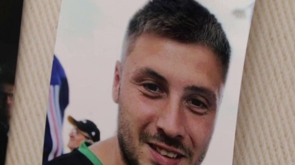 Pas-de-Calais : émotion à Courrières, où Jordan Denneulin est mort foudroyé
Jordan Denneulin, 30 ans, est décédé jeudi 23 mai, dans la soirée. Il a été frappé par la foudre. Dans la ville de Courrières, près de Lens, dans le Pas-de-Calais, ses coéquipiers, sa famille et les habitants sont encore traumatisés.