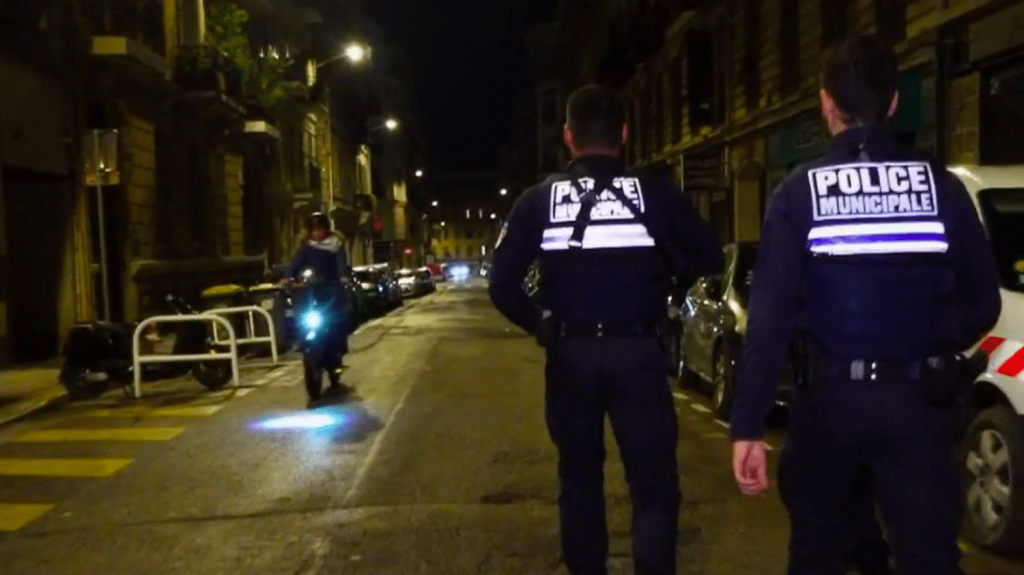 Alpes-Maritimes : à Nice, un couvre-feu pour les moins de 13 ans
Un couvre-feu pour les mineurs de moins de 13 ans est entré en vigueur à Nice, jeudi 2 mai. La ville souhaite ainsi lutter contre la délinquance.