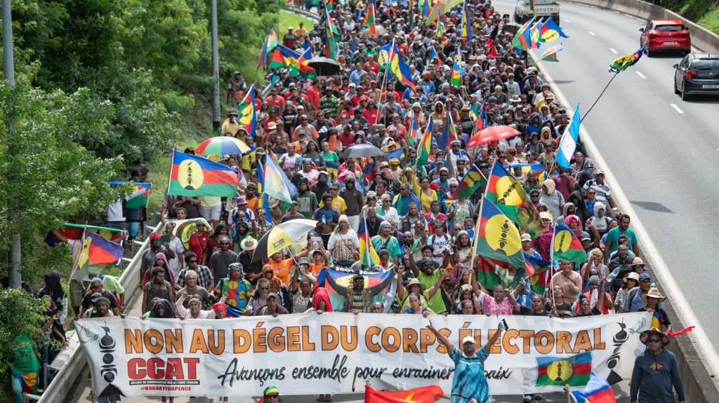 Violences en Nouvelle-Calédonie : un couvre-feu est décrété à Nouméa pour la nuit de mardi à mercredi
L'achipel est en proie à de fortes tensions liées à une réforme constitutionnelle examinée par l'Assemblée nationale. Cette dernière vise à élargir le corps électoral aux élections provinciales, cruciales en Nouvelle-Calédonie.