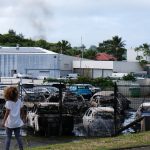 Emeutes en Nouvelle-Calédonie : ce que l'on sait de la situation dans l'archipel, où un couvre-feu a été instauré
Des violences urbaines ont débuté lundi, en marge d'une mobilisation indépendantiste contre la réforme constitutionnelle examinée à l'Assemblée nationale. De nombreuses usines, entreprises et commerces ont été incendiés, des routes bloquées et des dizaines de gendarmes et policiers blessés.
