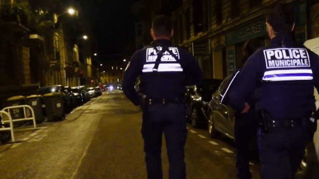 Délinquance : faut-il généraliser le couvre-feu pour les mineurs ?
Les élus de plusieurs communes ont mis en place un couvre-feu pour les mineurs afin de lutter contre la délinquance. Ces initiatives locales sont soutenues par le gouvernement.