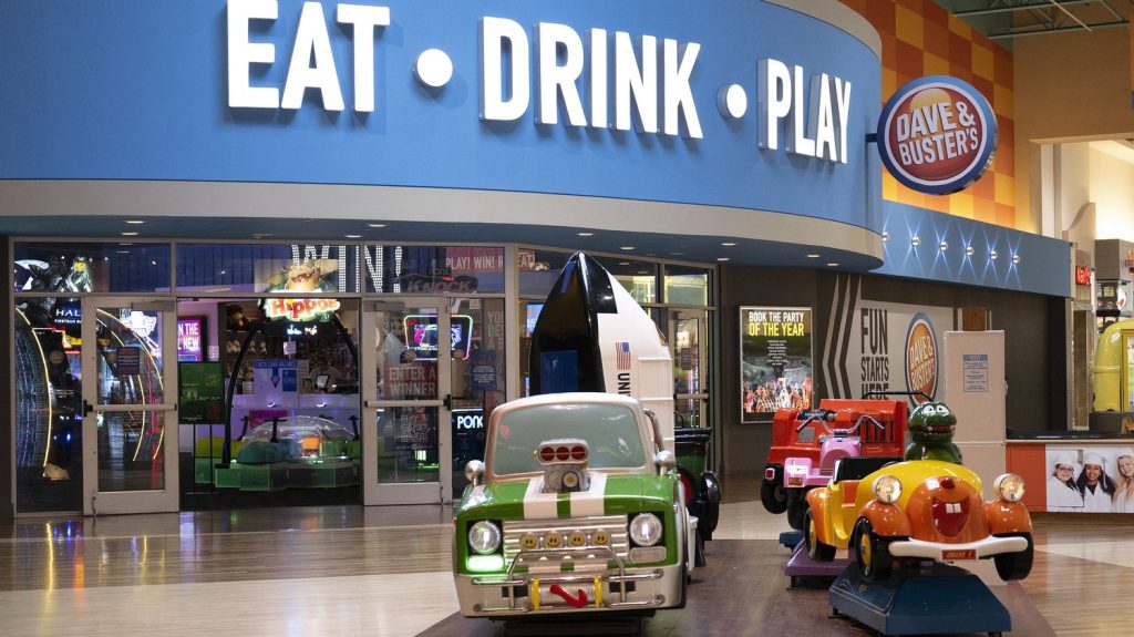 Après le pari sportif en ligne, le pari social
Dave and Buster’s, une chaîne américaine de bars avec des jeux d’arcade, va laisser ses clients parier entre eux.