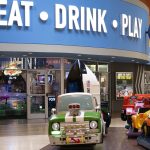 Après le pari sportif en ligne, le pari social
Dave and Buster’s, une chaîne américaine de bars avec des jeux d’arcade, va laisser ses clients parier entre eux.