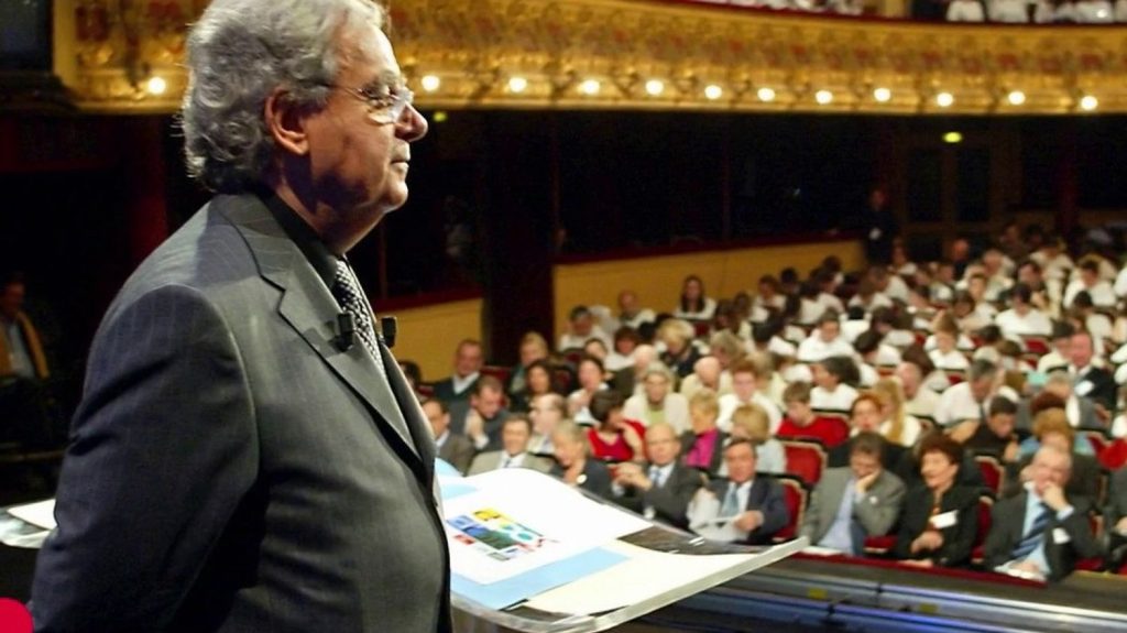 Mort de Bernard Pivot : la défense de la langue française comme clé de voute de sa carrière
L’ancien journaliste Bernard Pivot est décédé, lundi 6 mai. Amoureux des mots, il avait à cœur la défense de la langue française.