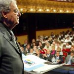 Mort de Bernard Pivot : la défense de la langue française comme clé de voute de sa carrière
L’ancien journaliste Bernard Pivot est décédé, lundi 6 mai. Amoureux des mots, il avait à cœur la défense de la langue française.