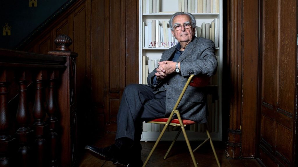 Mort de Bernard Pivot : le "secret" de sa réussite dans les émissions littéraires était "son humour", selon Jean-Christophe Rufin
Le journaliste et écrivain Bernard Pivot, qui a su passionner les Français pour les livres qu'il présentait à la télévision est décédé lundi à l'âge de 89 ans. "Tout avait l'air facile, mais il travaillait beaucoup", souligne l'écrivain Jean-Christophe Rufin.