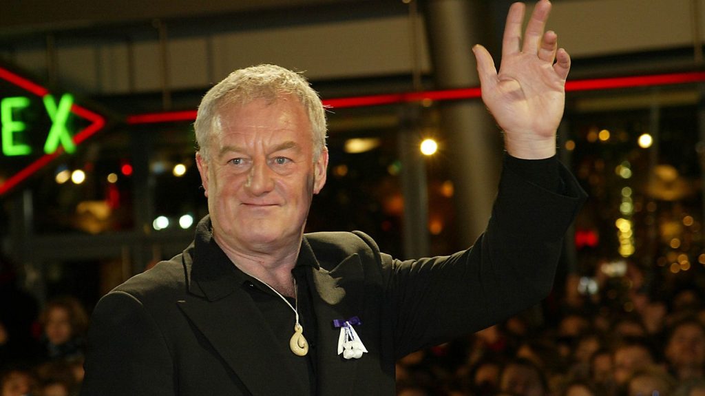 L'acteur Bernard Hill, connu pour ses rôles dans "Titanic" et "Le Seigneur des anneaux", est mort à 79 ans
L'acteur britannique devait revenir sur les écrans de télévision dans la deuxième série de "The Responder", un drame de la BBC mettant en vedette Martin Freeman, qui commence à être diffusé ce dimanche.