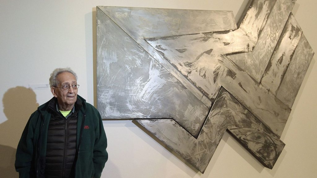 L'artiste américain Frank Stella, figure du minimalisme, est mort à l'âge de 87 ans
Le peintre était devenu une figure de l'art américain d'après-guerre, notamment avec ses premières œuvres minimalistes.